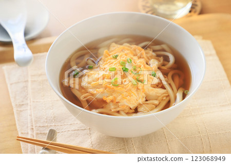溫熱的雞蛋烏龍麵(熱氣騰騰) 溫熱的雞蛋烏龍麵(熱氣騰騰) 123068949