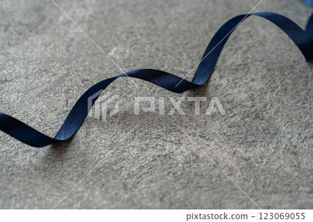 灰色背景上海軍藍絲帶 123069055