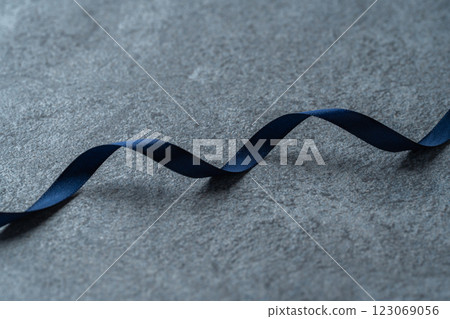 灰色背景上海軍藍絲帶 123069056