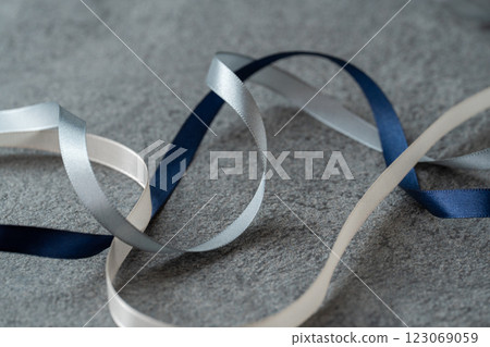 灰色背景上海軍藍絲帶 123069059