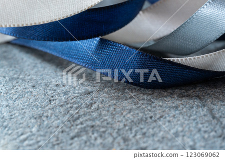 灰色背景上海軍藍絲帶 123069062