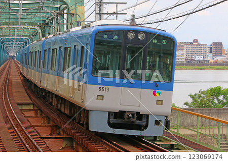 阪神本線行駛的車輛 阪神本線行駛的車輛 123069174