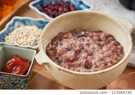 Multigrain porridge - an image of healthy food that is good for the body 123069190