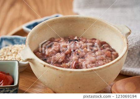 多粒粥-對身體有益的健康食品形象 多粒粥-對身體有益的健康食品形象 123069194