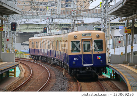 阪神本線行駛的車輛 123069256