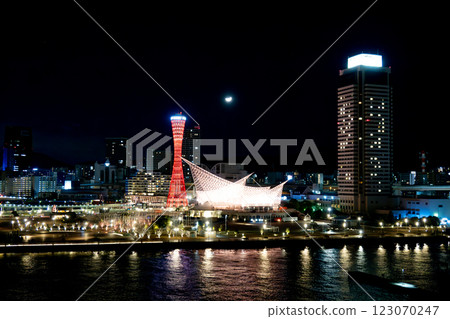 燈火通明的神戶港塔、海事博物館和半月 123070247