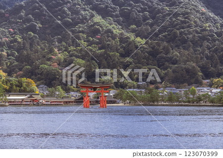 [從JR西日本宮島輪渡出發的廣島宮島、宮島口大鳥居] 123070399