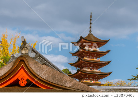 [Miyajima, Hiroshima: Itsukushima Shrine and the Five-story Pagoda] 123070403