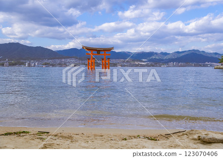 [Miyajima, Hiroshima: Great Torii Gate and Sandy Beach] 123070406