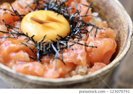蛋黃鮭魚生魚片蓋飯 蛋黃鮭魚生魚片蓋飯 123070741