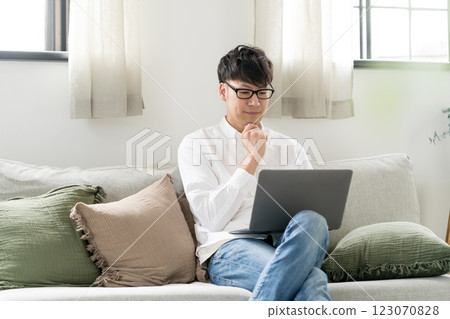 男性個人電腦 123070828