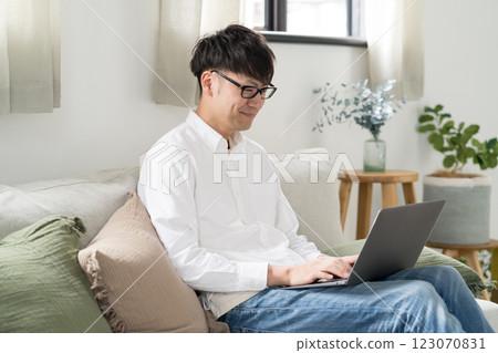 男性個人電腦 123070831