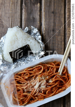 便利商店便當裡的義大利麵和飯糰:不均衡的膳食 便利商店便當裡的義大利麵和飯糰:不均衡的膳食 123070861