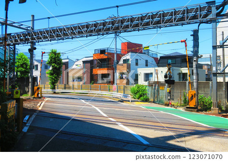 Scenery of the Daini-Oji railroad crossing on the Tohoku Main Line (between Oku and Akabane) 123071070