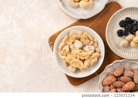 Mixed nuts Almonds Hazelnuts Cashews Walnuts Healthy Dried Fruit Flavored mixed nuts ナッツ 123071154