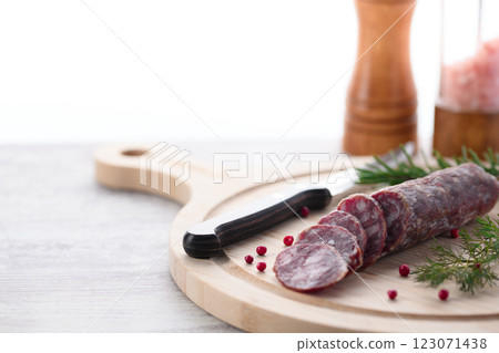 切板上的陳年薩拉米香腸，配上粉紅胡椒和迷迭香 123071438