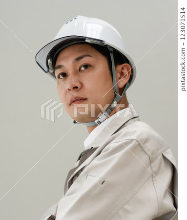 一名戴著安全帽的工人 123071514