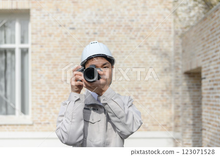 一名戴著安全帽的工人 123071528