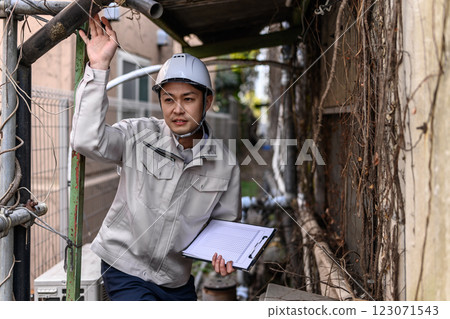 一名身穿工作服的男子的商業場景 123071543