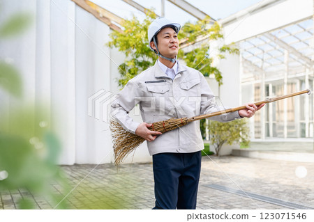 Image of a contractor wearing work clothes 123071546