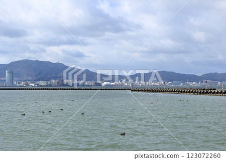 透過琵琶湖望去的冬天大津市 透過琵琶湖望去的冬天大津市 123072260