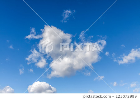 藍天上漂浮的雲 [背景資料] 123072999