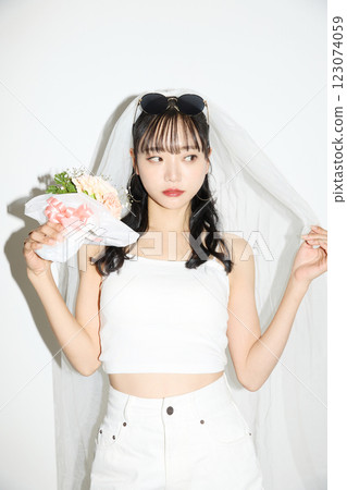 一位年輕女子穿著街頭婚禮服裝的肖像 123074059