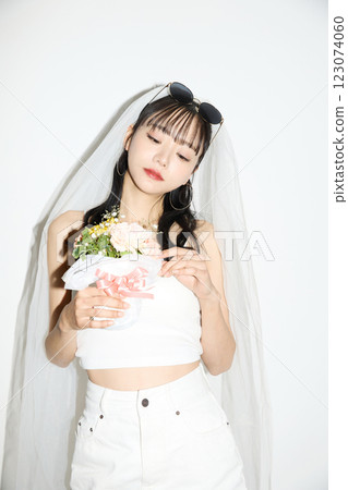 一位年輕女子穿著街頭婚禮服裝的肖像 123074060