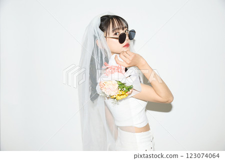 一位年輕女子穿著街頭婚禮服裝的肖像 一位年輕女子穿著街頭婚禮服裝的肖像 123074064