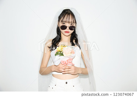 一位年輕女子穿著街頭婚禮服裝的肖像 123074067