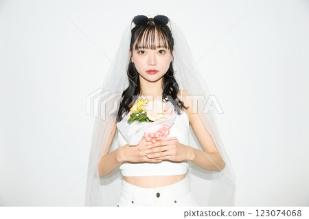 一位年輕女子穿著街頭婚禮服裝的肖像 123074068