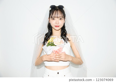 一位年輕女子穿著街頭婚禮服裝的肖像 123074069