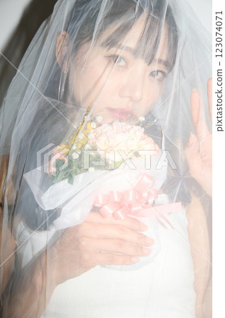 一位年輕女子穿著街頭婚禮服裝的肖像 123074071
