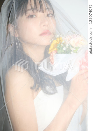 一位年輕女子穿著街頭婚禮服裝的肖像 123074072