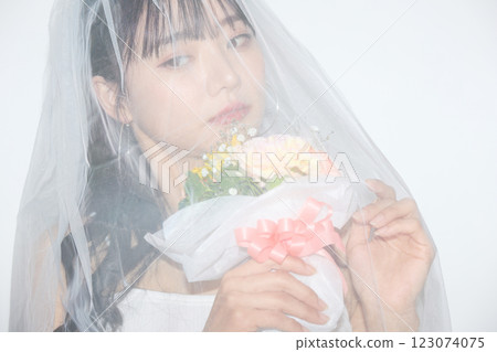 一位年輕女子穿著街頭婚禮服裝的肖像 一位年輕女子穿著街頭婚禮服裝的肖像 123074075