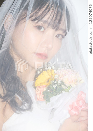 一位年輕女子穿著街頭婚禮服裝的肖像 123074076