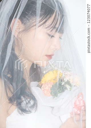 一位年輕女子穿著街頭婚禮服裝的肖像 一位年輕女子穿著街頭婚禮服裝的肖像 123074077