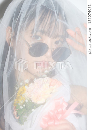 一位年輕女子穿著街頭婚禮服裝的肖像 123074081