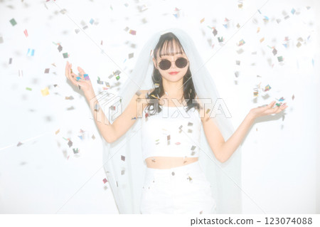 一位年輕女子穿著街頭婚禮服裝的肖像 一位年輕女子穿著街頭婚禮服裝的肖像 123074088