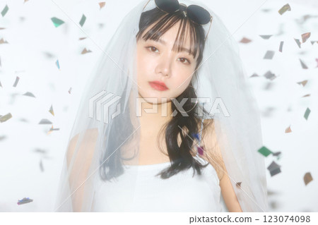 一位年輕女子穿著街頭婚禮服裝的肖像 123074098