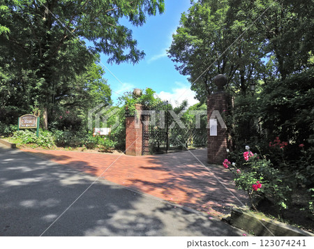 福岡縣太宰府市校園內的英式花園入口 123074241