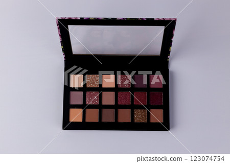 Versatile Eyeshadow Palette Featuring a Spectrum of 16 Shades for Every Occasion Including Matte, Glitter, and Shimmer Textures Perfect for Makeup Enthusiasts and Professionals 123074754