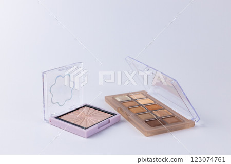 An Elegant Display of Makeup Palettes with Shimmering Highlighter and Warm Neutral Eyeshadows Perfect for Any Occasion or Everyday Glamour 123074761