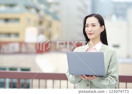 一座城市、一台電腦與一位女商人的圖像 123074773