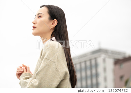 Business woman standing in the city Business woman standing in the city 123074782