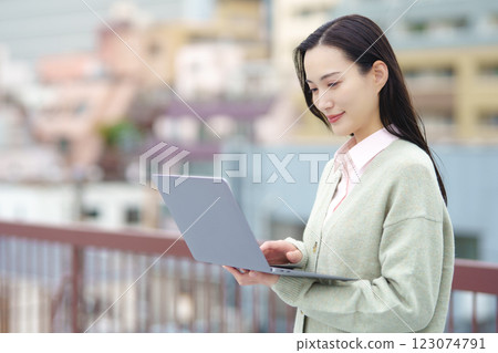 一座城市、一台電腦與一位女商人的圖像 123074791