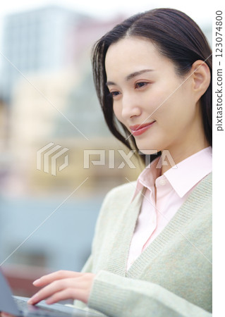 一座城市、一台電腦與一位女商人的圖像 一座城市、一台電腦與一位女商人的圖像 123074800