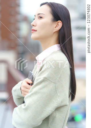 Image of a city, a computer and a businesswoman 123074802