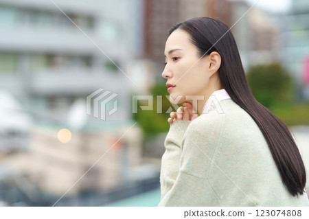 站在城市的女商人 123074808