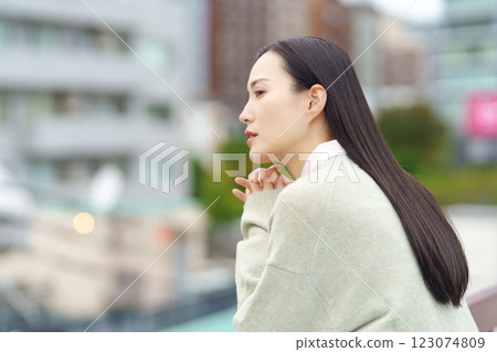 站在城市的女商人 123074809